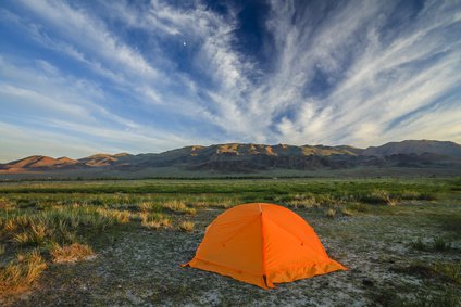 Tent with travelers on a background of mountains and clouds. © Anton Petrus – Fotolia